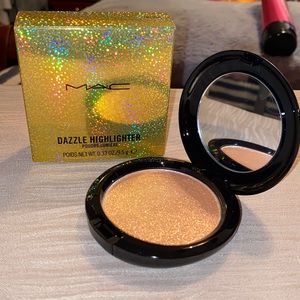 MAC Dazzle Highlighter in “Dazzlepink”